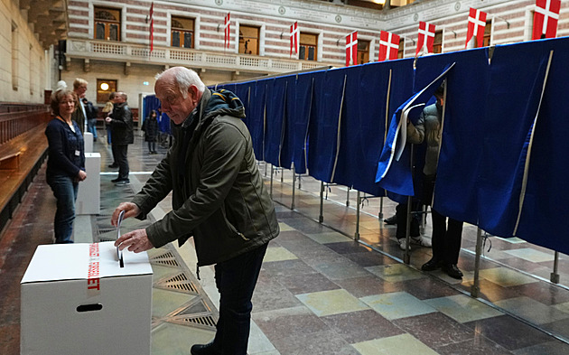 Dánové vybírají parlament. Premiérka Frederiksenová usiluje o třetí mandát