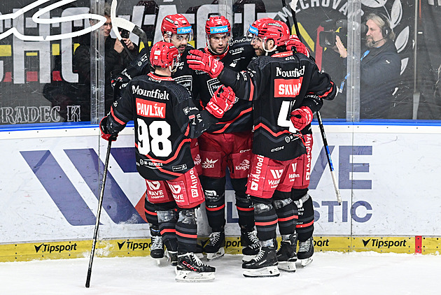 ONLINE: Hradec proti Třinci bleskově srovnává, Liberec míří za mečbolem