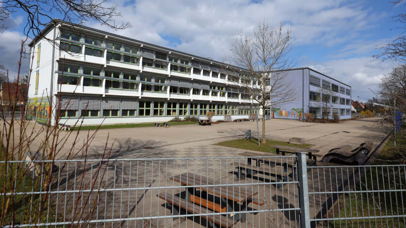 Sexuální útok na školních záchodech: Osmiletého chlapce zneužil v Německu neznámý muž