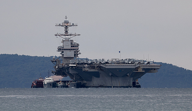 Od Íránu pro matrace. Největší americká letadlovka je ve Splitu, žádá si řadu oprav