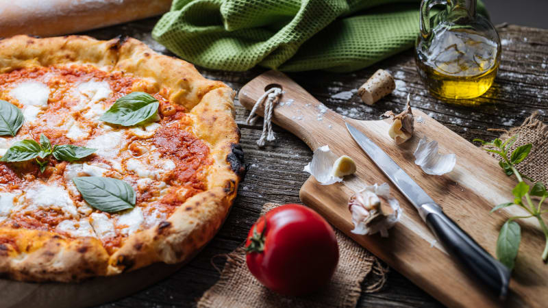 Smrtelná otrava v brazilské pizzerii: Žena po jídle zemřela, stovka strávníků má potíže