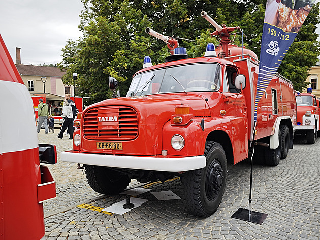 Unikátní hasičská tatrovka dosloužila. Bude ozdobou domova důchodců aut