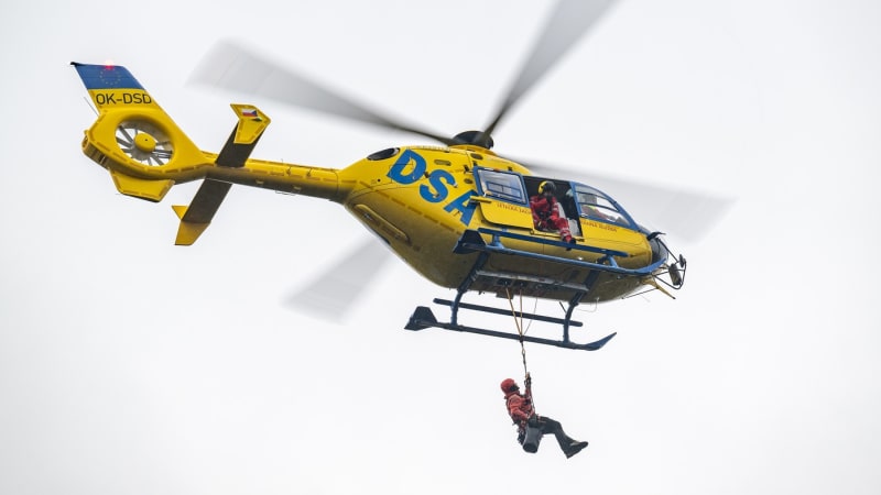 Chlapec se v Praze zřítil ze skály a ztrácel vědomí. V akci byl i vrtulník i speciální vana