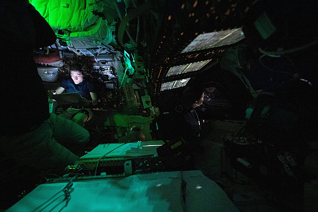 Astronauti mise Artemis II posouvají hranice lidstva. Překonali rekord Apolla 13