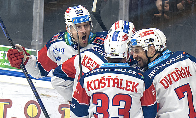 ONLINE: Třetí semifinále. Pardubice vedou na Spartě, Vary srovnávají s Třincem