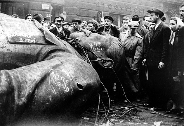 Rusáci, domů! Slogan krvavé revoluce roku 1956 se obrací proti Orbánovi