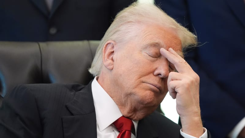 Trump rozzuřil „těžkou váhu“ MAGA. Ještě jedno slovo, vyhrožuje Jones a mluví o líbání zadnice