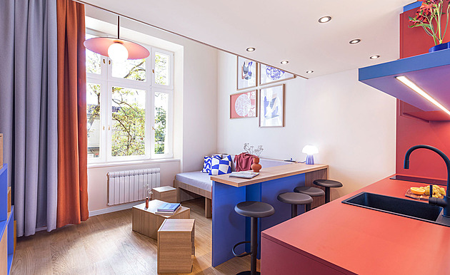 Malý byt s obří energií na Vinohradech. Barvy na 41 metrech popírají nudu