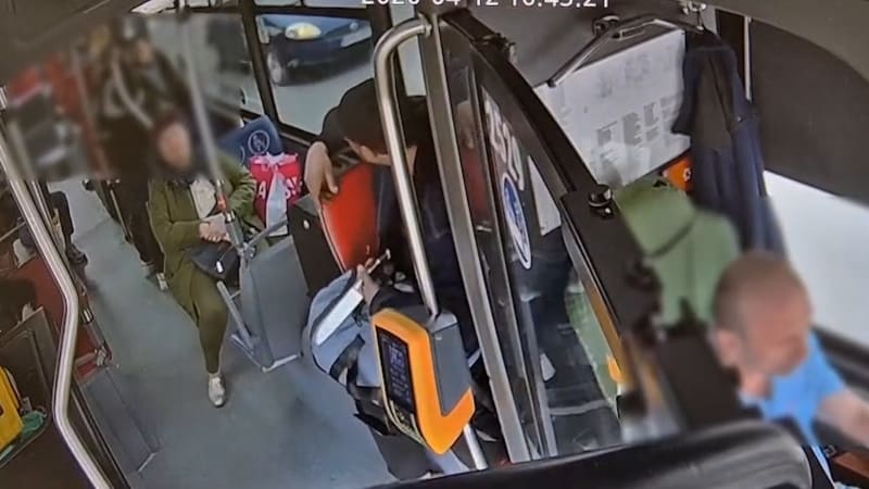 Muž v autobuse ohrožoval cestující nožem. Slovenská policie zveřejnila záběry, pátrá po něm