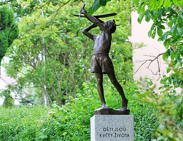 Na bronzovou sochu chlapce s letadlem se složili lidé, teď ji někdo ukradl