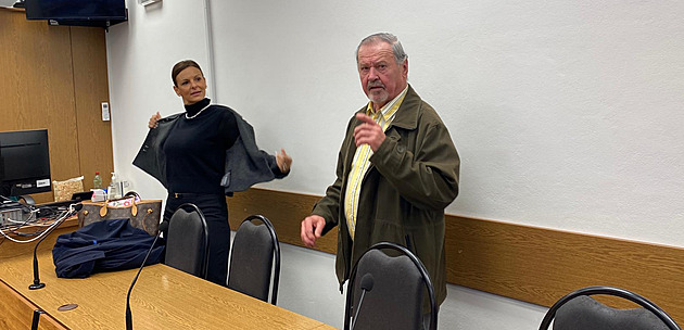 Muži chodil 25 let důchod mrtvé tchyně, přišel si na miliony. Soud ho potrestal