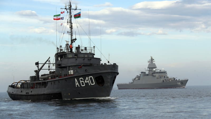 Írán naplnil hrozbu: Opět uzavřel Hormuzský průliv. Obchodní lodě čelí palbě