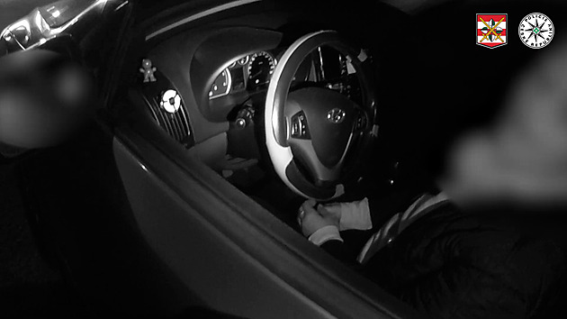 Spěch se nevyplatil. Policisté ukázali, jak řidiči před nimi předjížděli na plné čáře