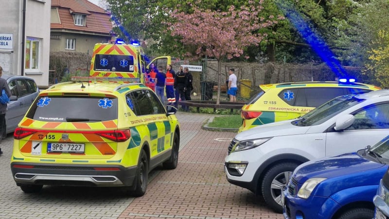 Poplach před školkou v Plzni: Polil mě kyselinou, křičela žena. Policie zadržela přítele