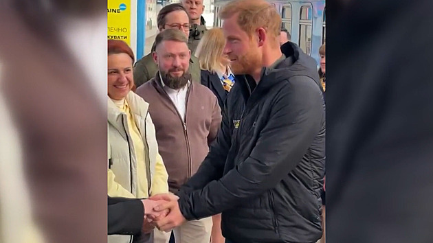 Nezapomínejte na Ukrajinu, vyzývá svět princ Harry. Dorazil na návštěvu Kyjeva