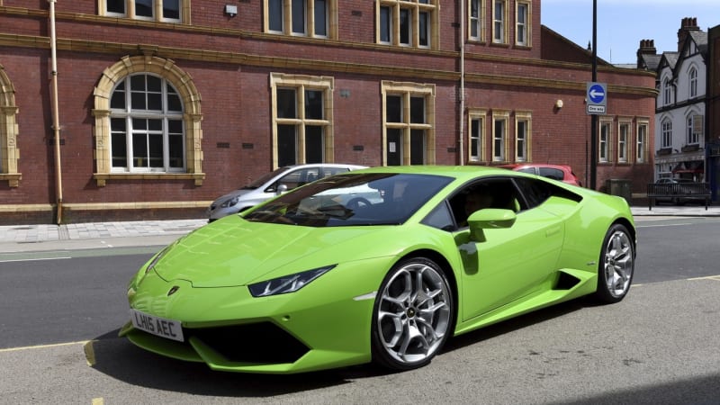 Lamborghini skončilo pod koly třítunového „monstra“. Žena vůz převálcovala při parkování