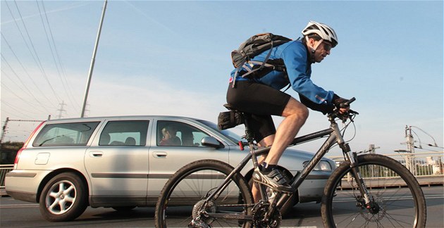 Město plné pastí na cyklisty. Jezdců v Praze přibývá, chybí nejen bezpečné trasy