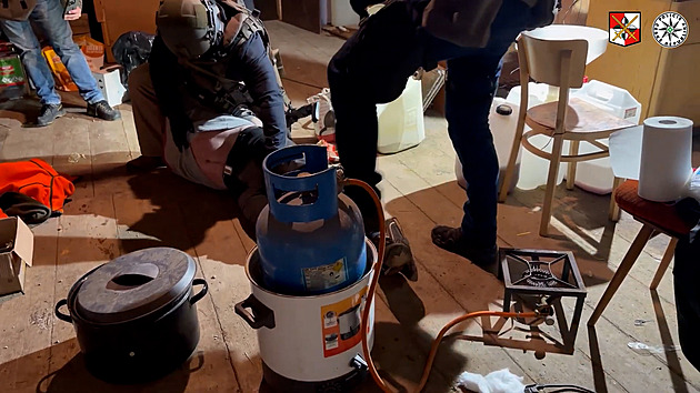 Policie rozprášila drogový gang, jednoho člena přistihla přímo při výrobě pervitinu