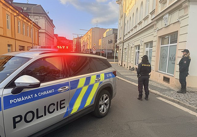 V centru Chomutova se pohyboval muž se zbraní. Policisté ho již zadrželi