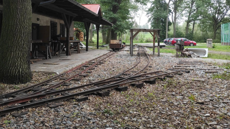Místo vyhození do šrotu se jí vrací dávný lesk: Úzkorozchodná trať v Budislavi