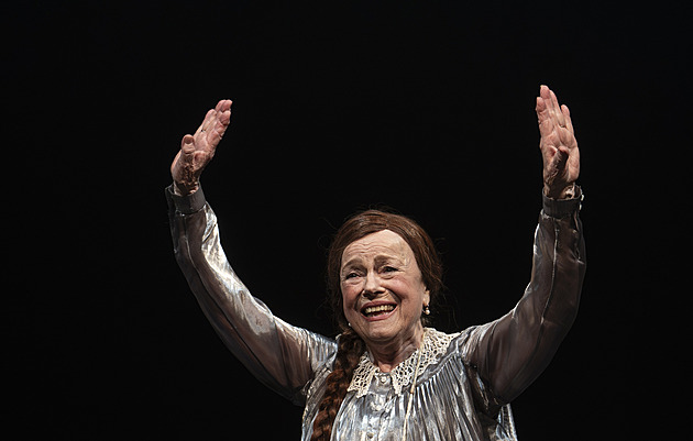 Celé Národní divadlo povstalo. Iva Janžurová 85. narozeniny slavila na jevišti