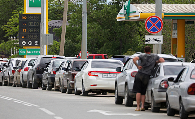 Benzin za 71 korun. Ukrajinci odřízli Krym od paliva, šmelináři si mastí kapsu