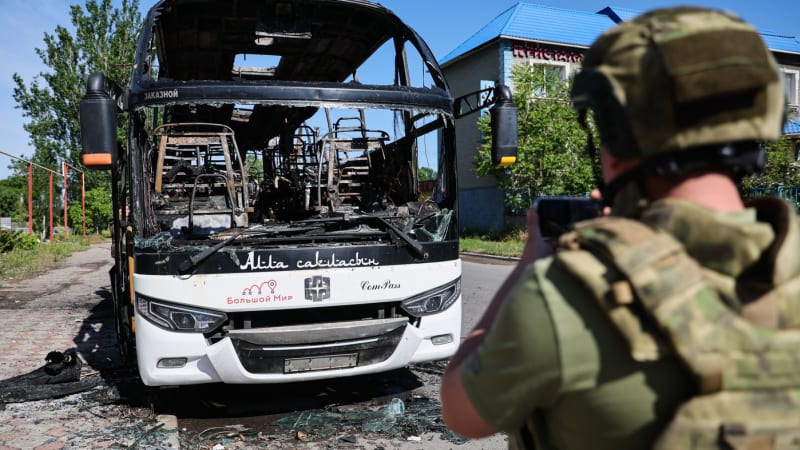 Ukrajinci zasáhli autobus a zabili sedm lidí, tvrdí Kreml. Mělo jít o civilisty jedoucí na Krym