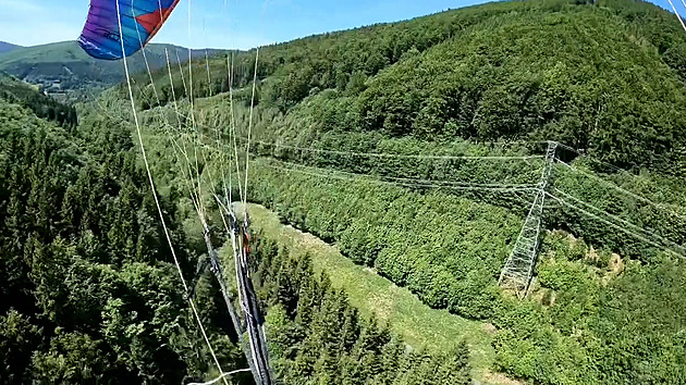 Nečekaný zachránce. Paraglidista narazil do skály, na pomoc přispěchal prezident