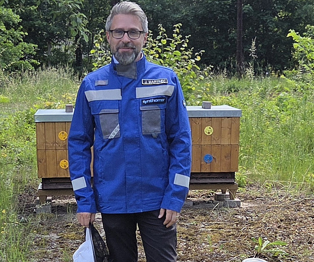 Včely v chemičce opylí stromy, vyrobí med a ještě ohlídají životní prostředí