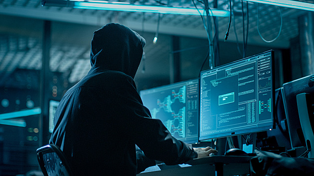Razie napříč Francií. Policisté zadrželi hackery podezřelé z krádeží dat