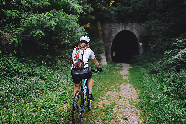 Tunel, kterým nikdy nejely vlaky? Skvělý tip na výlet na Slovensko