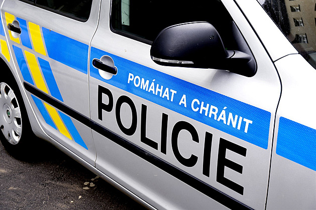 Smolná jízda. Šoférovi se zákazem řízení vypadla cestou spolujezdkyně z auta