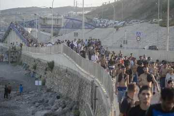 Do Ceuty proniklo z Maroka za den 49 tisíc lidí, míní úřady