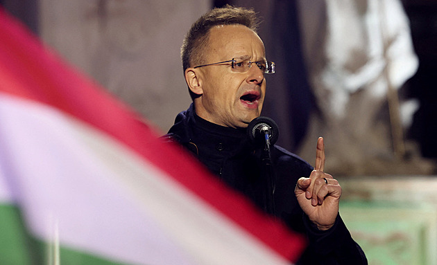 VIP salónky a nevyužité soukromé lety. Orbánův ministr Szijjártó utrácel miliony