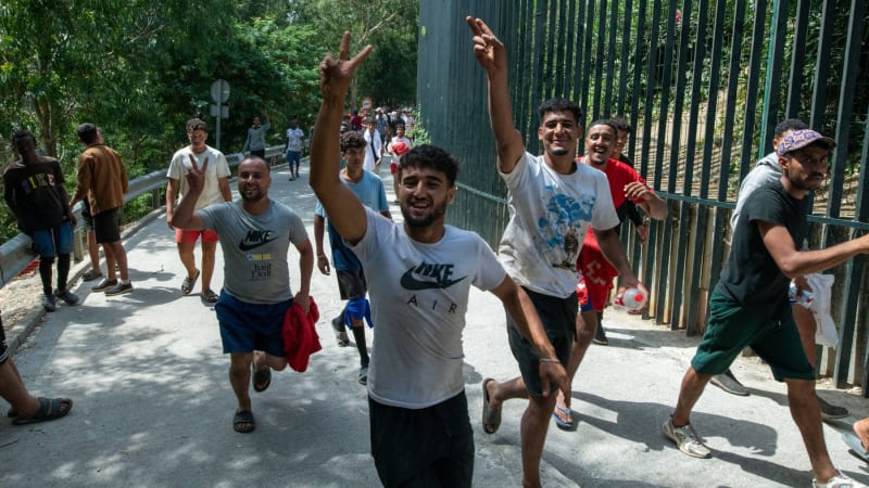 Hranice je otevřená, tak pojďme všichni do Ceuty. Nápor migrantů mělo zažehnout jediné video