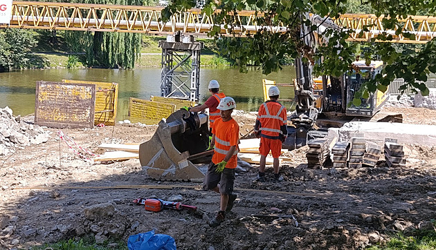 V Brodu začali vrtat piloty pro nový most. Padnou na ně tisíce tun betonu