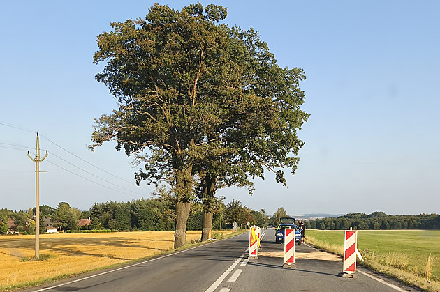 Tragický víkend na Svitavsku. Řidič zůstal v hořícím autě, zemřel i cyklista bez helmy