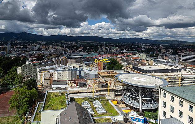 Bourání energocentra u nemocnice uvolňuje cestu pavilonu, stavba nabírá zpoždění