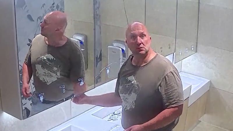 Muž na pražském Andělu vzteky rozbil zrcadlo. Jeho čin zachytila kamera, pátrá po něm policie