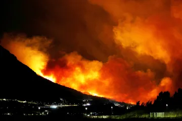 U chorvatského letoviska Omiš mohutně hoří, evakuováno bylo i tři sta Čechů