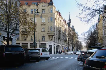 Příslušník bezpečnostních sborů rozbíjel v centru Prahy auta, hledají se svědci