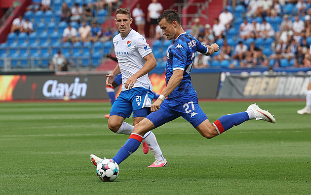 Baník - Artis 1:0, domácí výhru ubránili v deseti. Sudí odvolal tři góly a penaltu